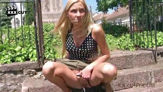 Hungarian Amateur Blonde Peeing HD [Comshot, Dirty Urine] (2023 | Mp4)