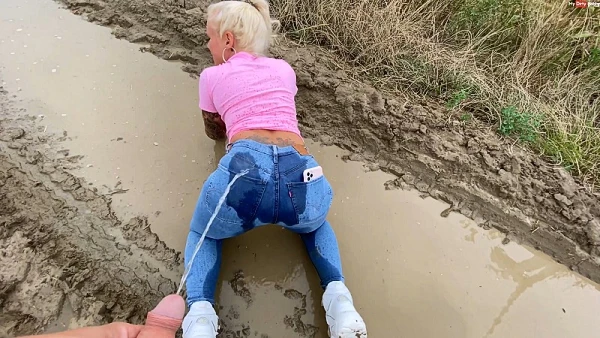 Soaked And Pissed Off In Buffs Jeans I Geiler Hardcore Fick In The Mud HD [Orgasm, Outdoor Sex] (2023 | Mp4)