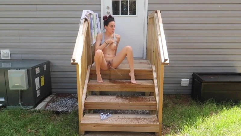 Peeing Outside On My Steps with Mrandmrsraw HD [Lingerie, Pleasure Urine] (2023 | Mp4)