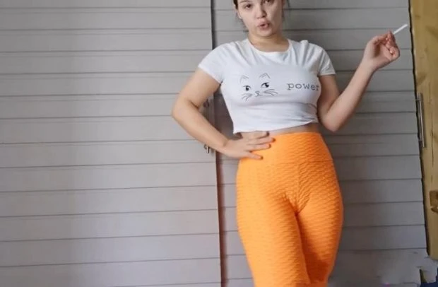 Smoking And Pee Desperation Pissing In New Leggings with Xo Bunny HD [Piss Fetish, Lesbian Pissing Girls] (2023 | Mp4)