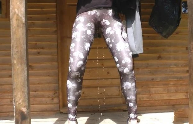 Relief Through Leggins Before Going Out with Claudia HD [Pissing In Glass, Pissing] (2023 | MPEG-4)