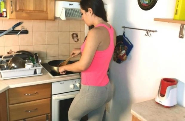 Cooking Break with Lara Fox HD [Pissing On Pussy, Pissed Woman] (2023 | MPEG-4)