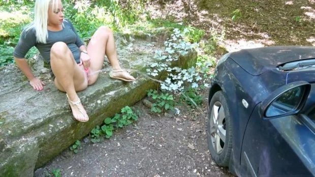 Piss-Washing The Car with Naomi Nevena HD [Degustation Pissing, Extreme Pee] (2023 | MPEG-4)
