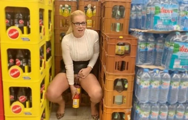Extreme Boldppublic Piss In The Supermarket In The Chips Can with Devil-Sophie FullHD [Piss Swapping, Wetting] (2023 | MPEG-4)