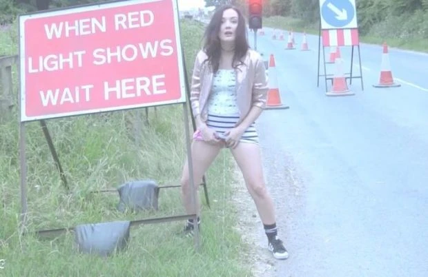 Roadworks Wee with Faye Taylor FullHD [Wc Voyeur Include Poo, Solo] (2023 | MPEG-4)