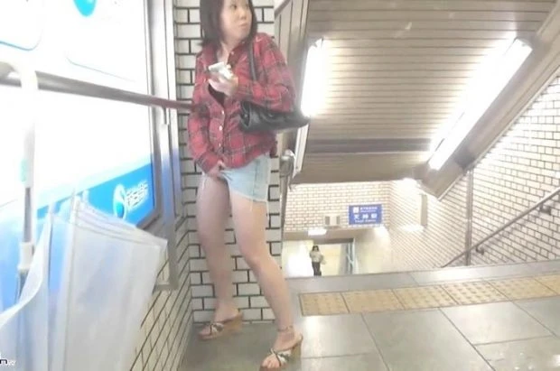Pissing On The Subway Stairs FullHD [Lesbian Wam, Pov] (2023 | MPEG-4)