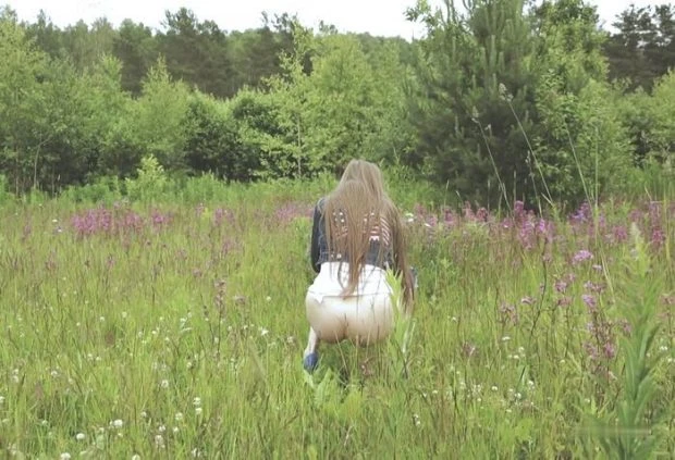 Grace Peeing In Wild Field FullHD [Close Pink, Hard Urine] (2023 | MPEG-4)