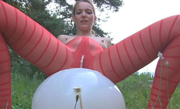 Popping balloon and piss on it with Tiny Lolicoon FullHD [Pee Torture, Wet Hair] (2023 | MPEG-4)