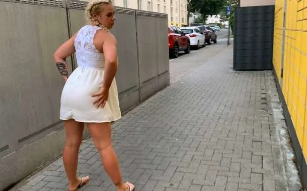 Piss mess public at the Packstation. with Devil Sophie FullHD [Clothed Pissing, Piss] (2023 | MPEG-4)