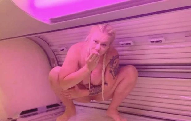 Devil Sophie – Tanning bed piss – toilet is too far away with Devil Sophie FullHD [Piss Spitting, Domination] (2023 | MPEG-4)