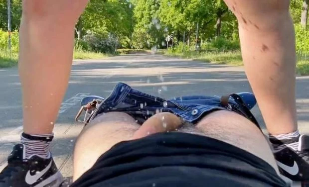 Outdoor piss and used it for it – piss fun in the parking lot with Laura-Cat FullHD [Piss In Glass, Casting] (2023 | MPEG-4)