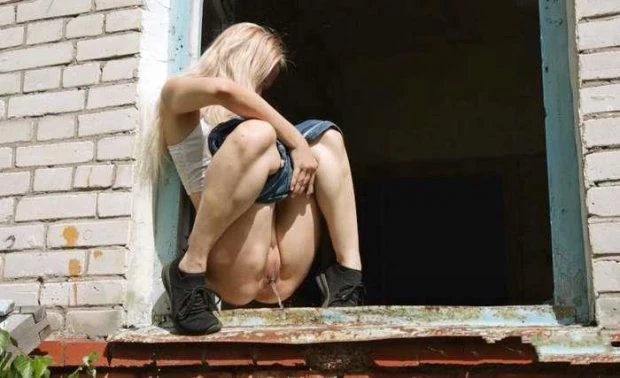 – Blonde In The Window. with Lina Cute FullHD [Degustation Pissing, Extreme Pee] (2023 | MPEG-4)
