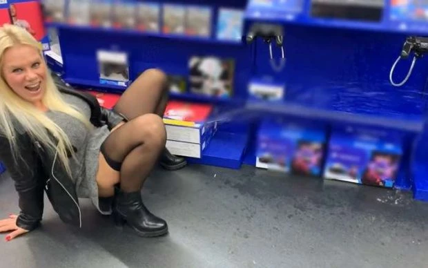 Brazen public piss – Forbidden piss on the game console in shop with Devil Sophie FullHD [Рeeing, Peeing Lesbians] (2023 | MPEG-4)