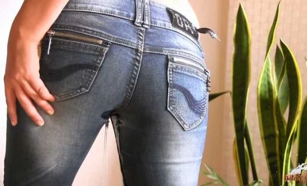 Mega Jeanspiss-Session with NatalyDeville FullHD [Selfpee, Gaping Pussy] (2023 | MPEG-4)