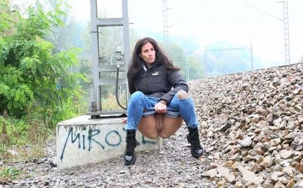 Squatting to pee near train track with Ali Bordeaux FullHD [Asslicking, Pissing Girls] (2023 | MPEG-4)