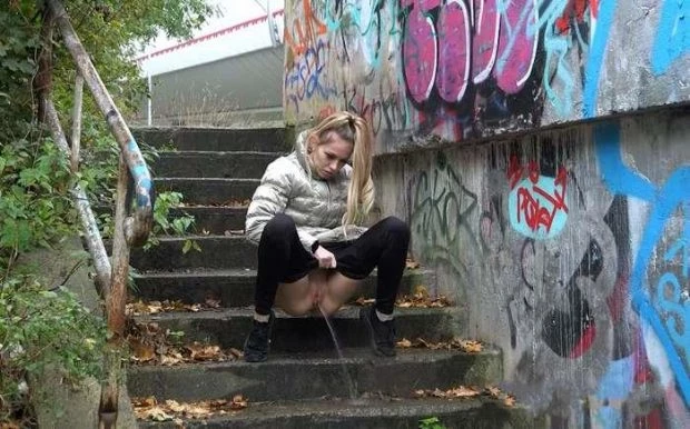 Squats to piss on steps with Emily FullHD [Wet Clothes, Wet Panties] (2023 | MPEG-4)