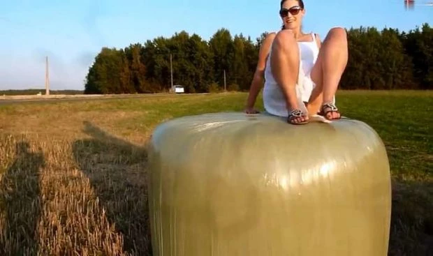 Pissing from a hay bale with ViktoriaGoo HD [Toy, Clothing Mopping] (2023 | MPEG-4)