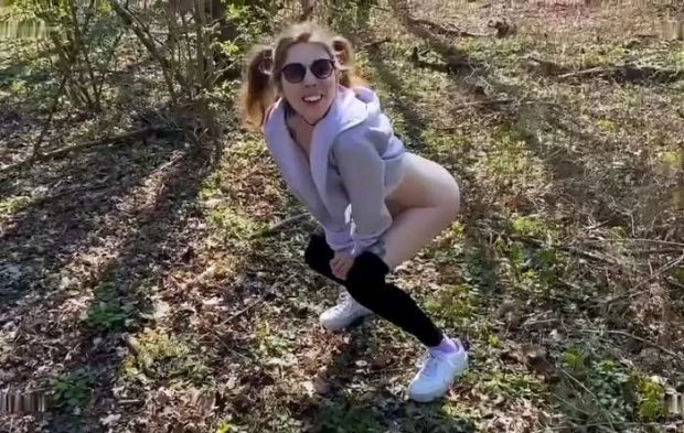 I can’t hold it anymore! My first time peeing outdoors with Amelie Green HD [Stretching, Outdoors] (2023 | MPEG-4)