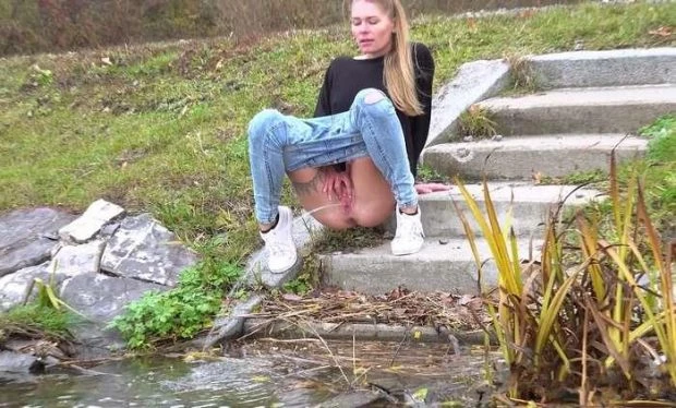 Urine Relief on Riverside with Claudia Macc FullHD [Stretching, Outdoors] Got2pee (2023 | MPEG-4)