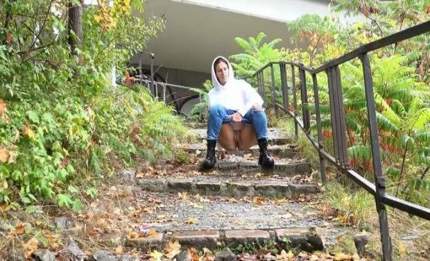 Hooded hottie pee on steps. with Ali Bordeaux FullHD [Stretching, Outdoors] (2023 | MPEG-4)