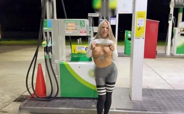 Tank & Piss – Brazen Public Piss At The Gas Station with Lara C FullHD [Water Sports, All Girl] (2024 | MPEG-4)