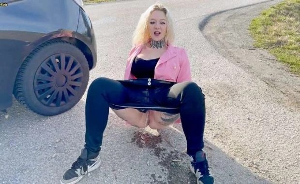 OMG completely Caught – Brazen outdoor piss almost went wrong with Valery Venom FullHD [Enema, Public Pissing] (2024 | MPEG-4)