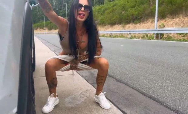 2 liters NS public truck stop parking lot. with Maja-Bach FullHD [Pee Torture, Wet Hair] (2024 | MPEG-4)
