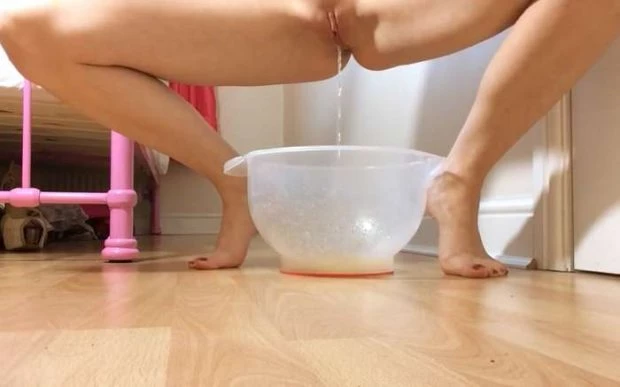 Pee into bowl with Brook Logan HD [Spreading Pussy Lips, Posing] (2024 | MPEG-4)