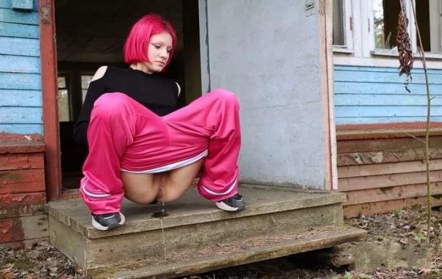 Pink Haired Doorstep Pisser FullHD [Pussy Eating, Lesbian] (2024 | MPEG-4)