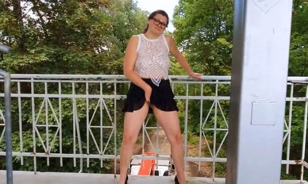 Outdoor pissing with posing. with Luna-Light FullHD [Vomiting, Piss In Ass] (2024 | MPEG-4)